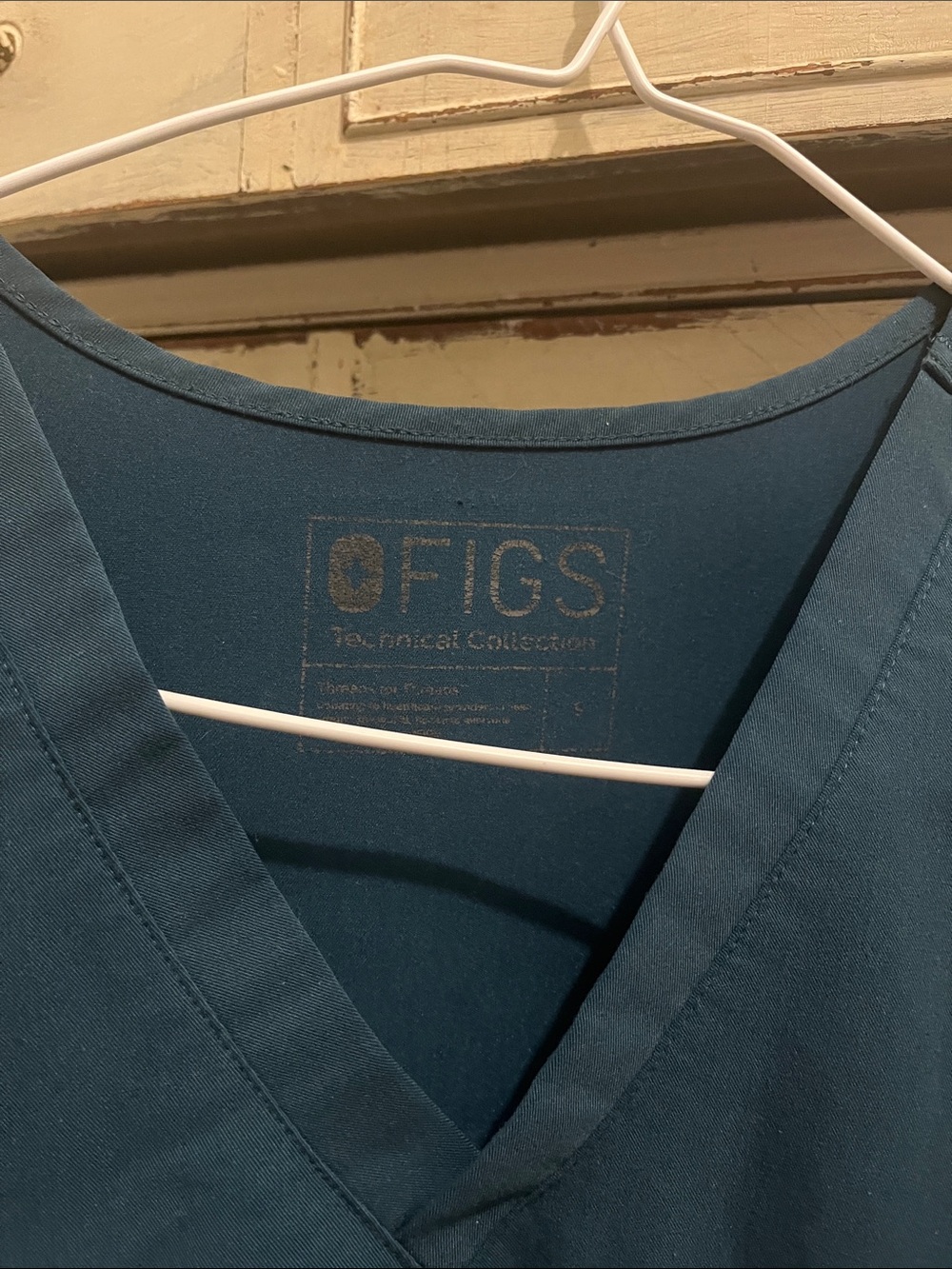 FIGS Teal V‑Neck Scrub Top small and small joggers. Deep forest green.